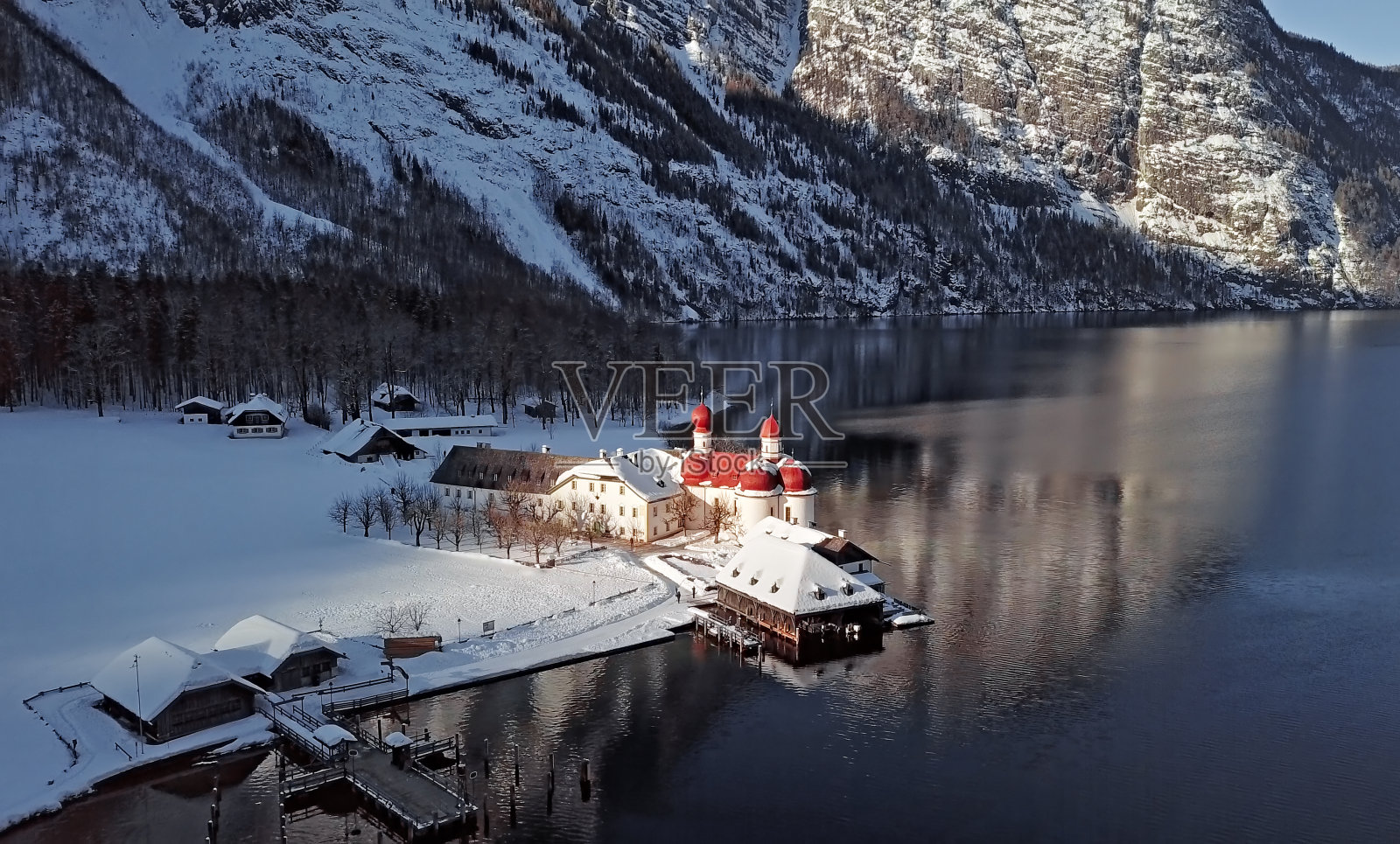 德国贝希特斯加登国王湖圣巴塞洛缪朝圣教堂冬季鸟瞰图照片摄影图片