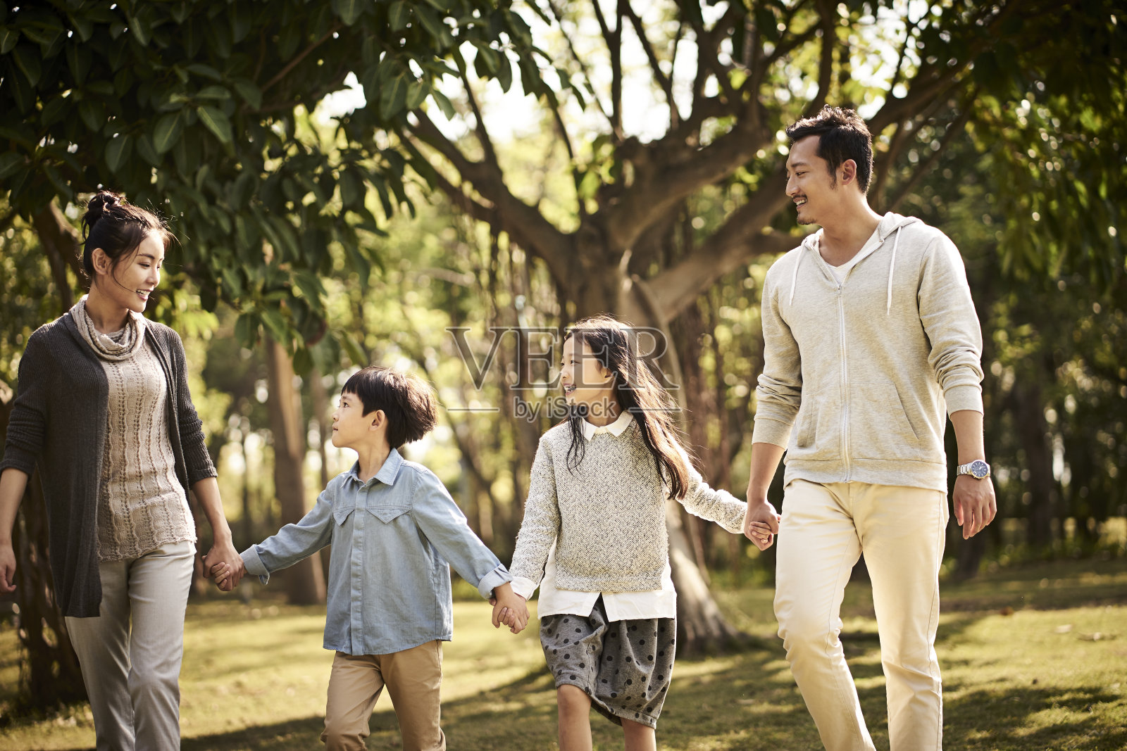 快乐的亚洲家庭在公园散步照片摄影图片