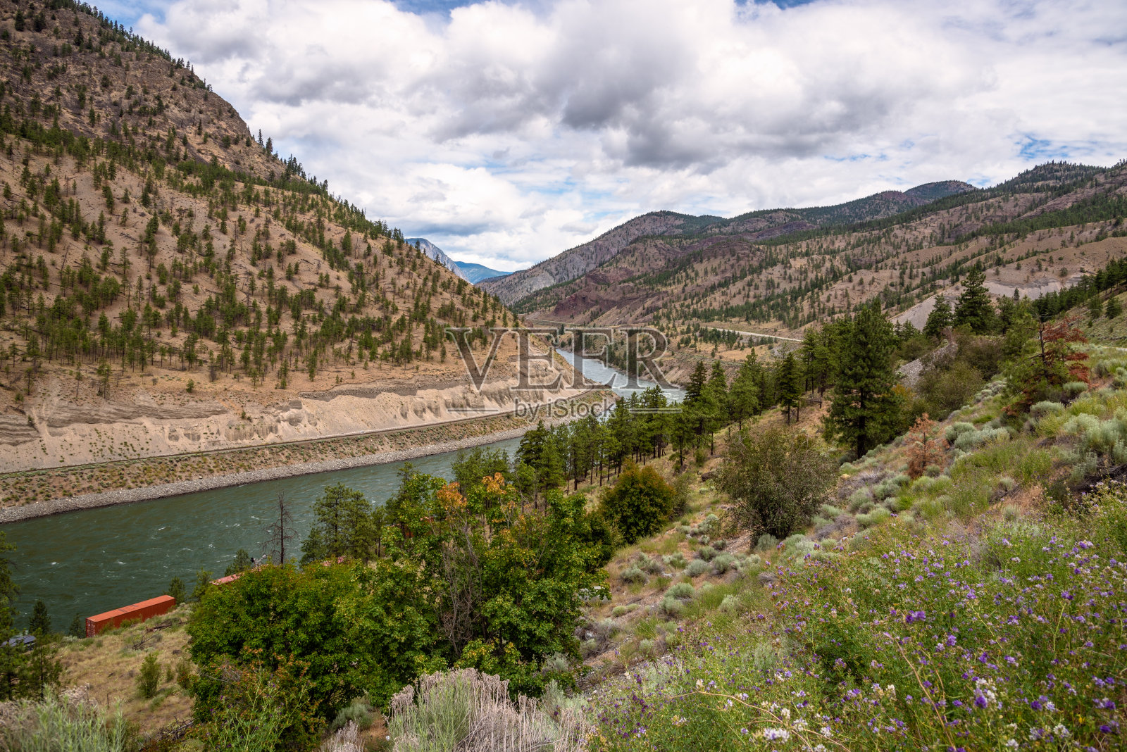 在河的两边有铁轨的河流峡谷的观点照片摄影图片