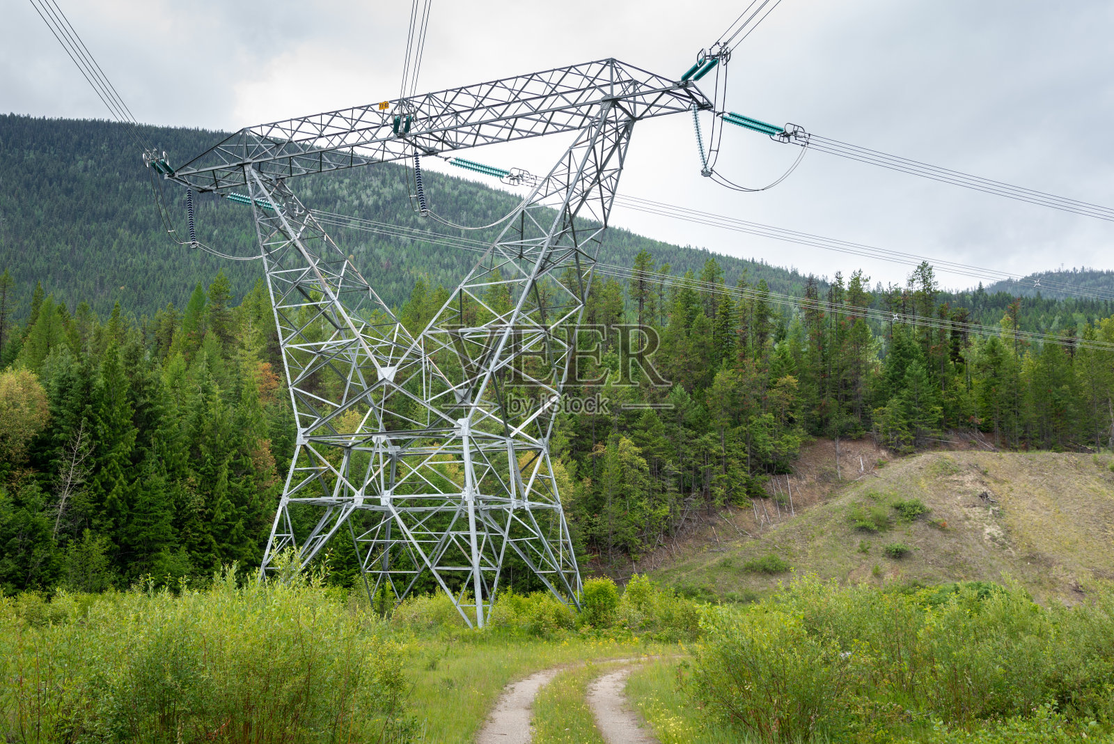 高电压塔在山区的观点照片摄影图片