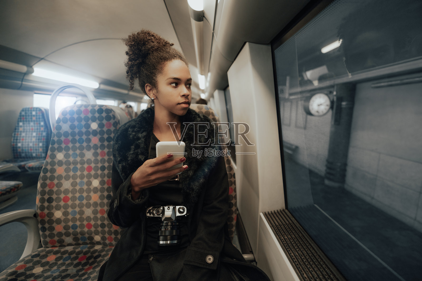 火车上的混血女游客照片摄影图片