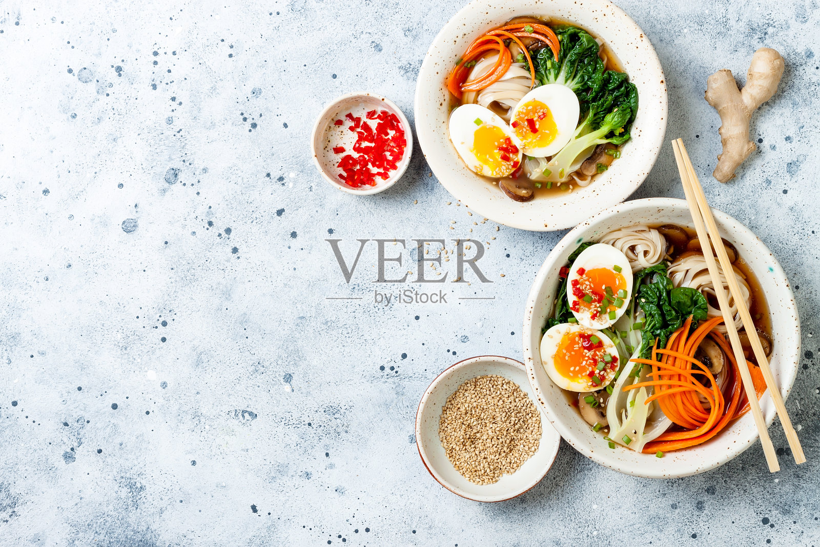 拉面是一种传统的日式面汤，以鸡蛋，白菜，肉汤，胡萝卜，蘑菇为底，颜色为浅灰色。亚洲风格的食物。照片摄影图片