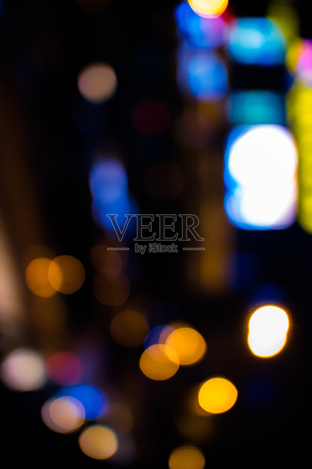 散焦的城市灯光模糊的背景与傍晚的城市灯光。照片摄影图片
