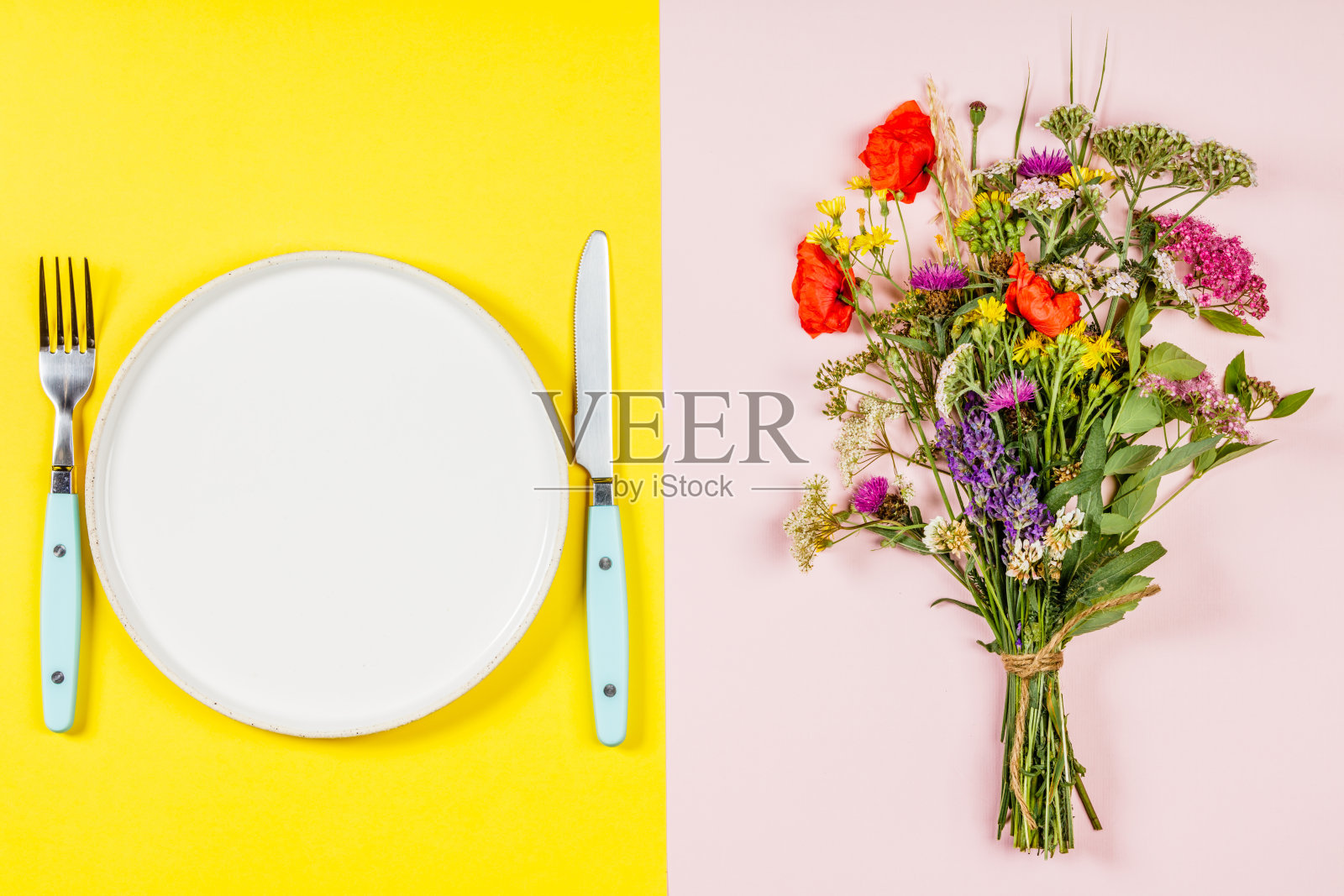 野花花束和盘子，平放，俯视图照片摄影图片
