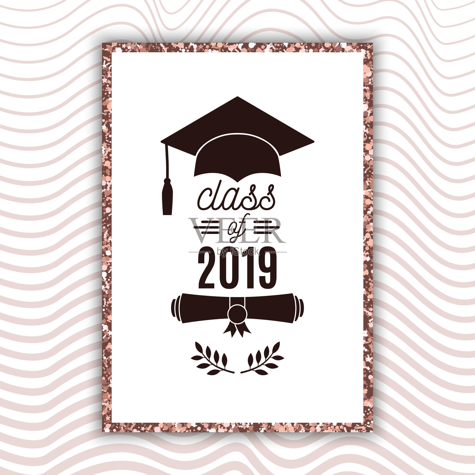 2019届毕业生海报与帽子，卷轴，月桂在腮红玫瑰波浪背景邀请，横幅，贺卡，明信片。向量模板毕业。都是隔离和分层的插画图片素材
