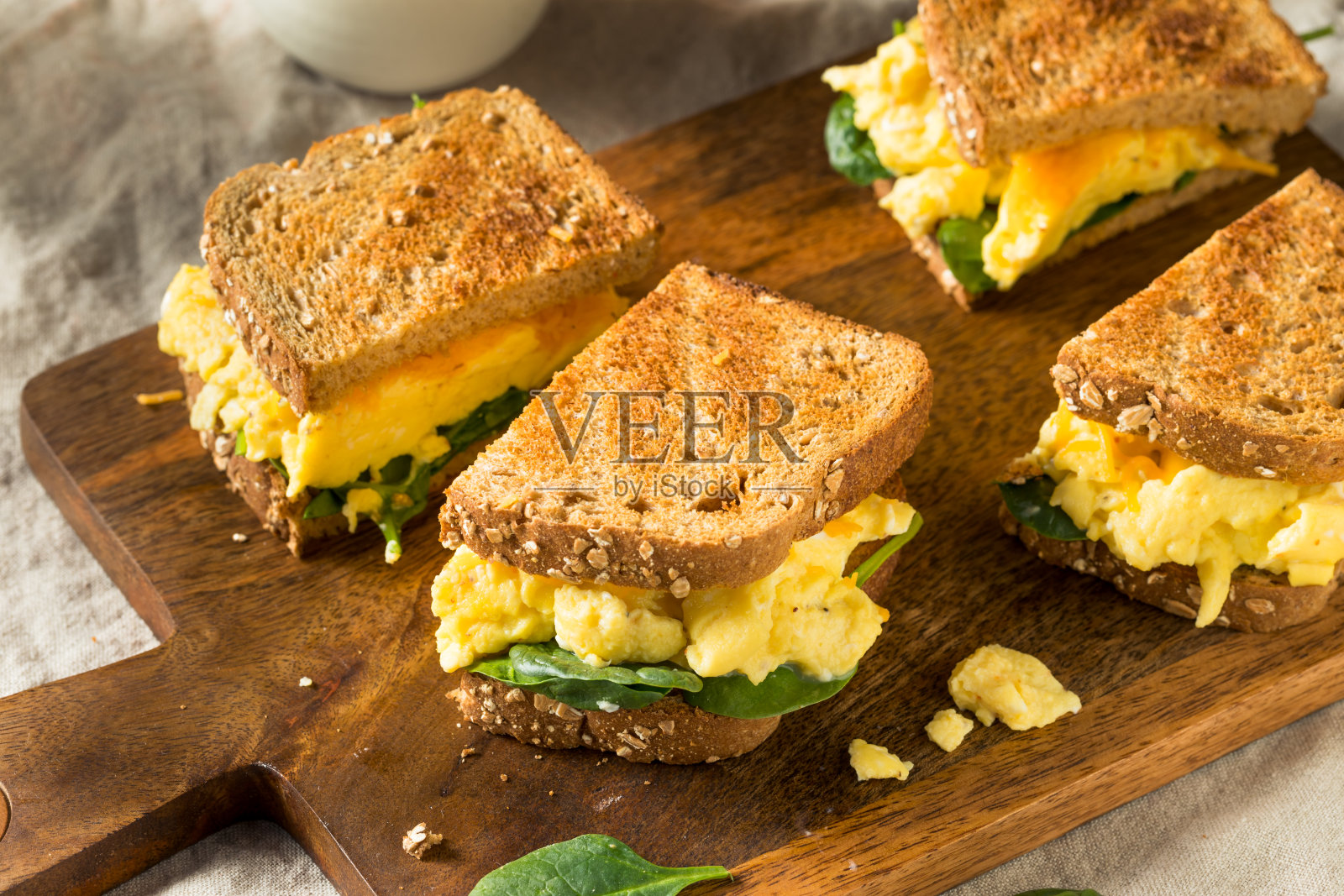 丰盛的自制鸡蛋早餐三明治照片摄影图片