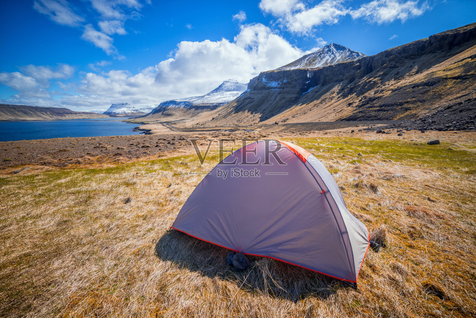 冰岛海岸附近有一个露营帐篷，风景优美照片摄影图片