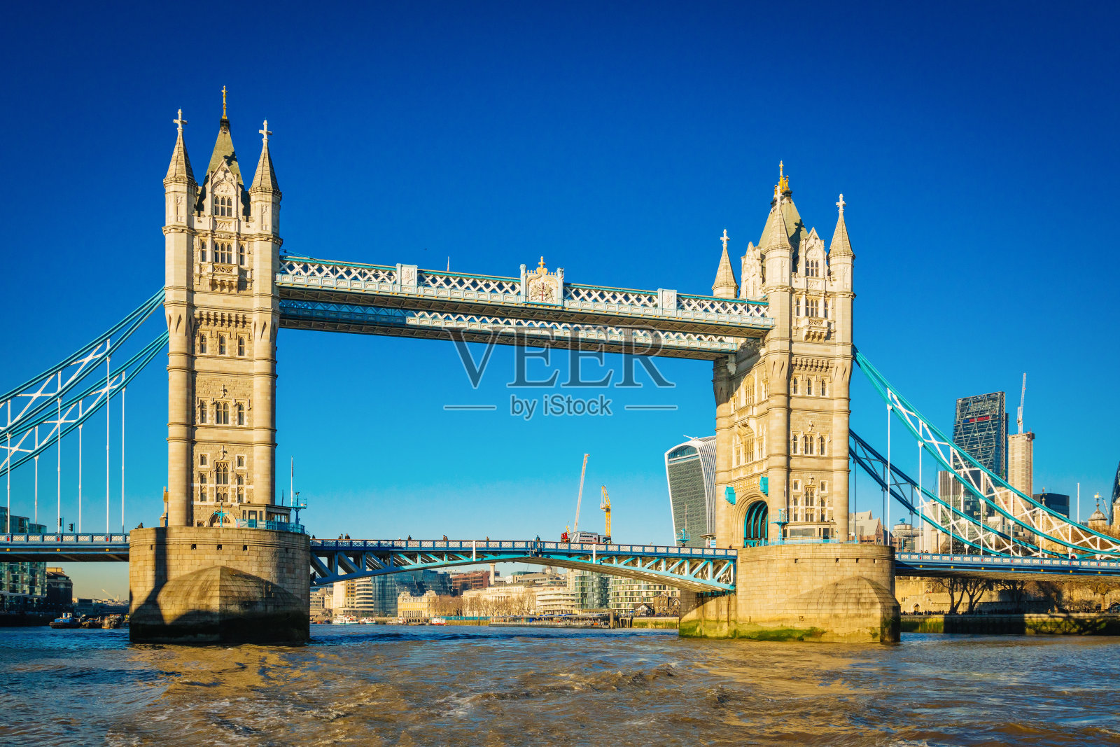 泰晤士河上的伦敦塔桥照片摄影图片