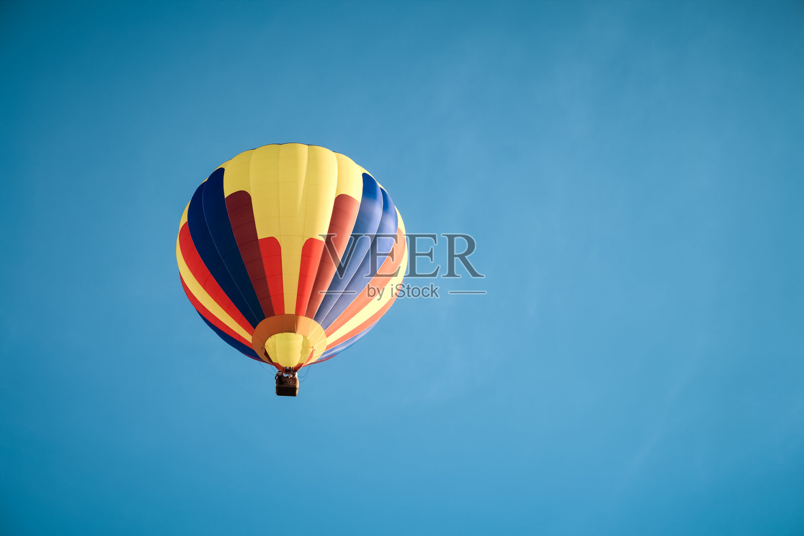 蓝色的天空中五颜六色的热气球照片摄影图片