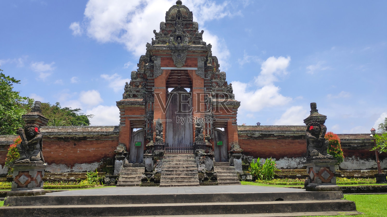 巴厘岛Pura Taman Ayun寺庙的大门照片摄影图片