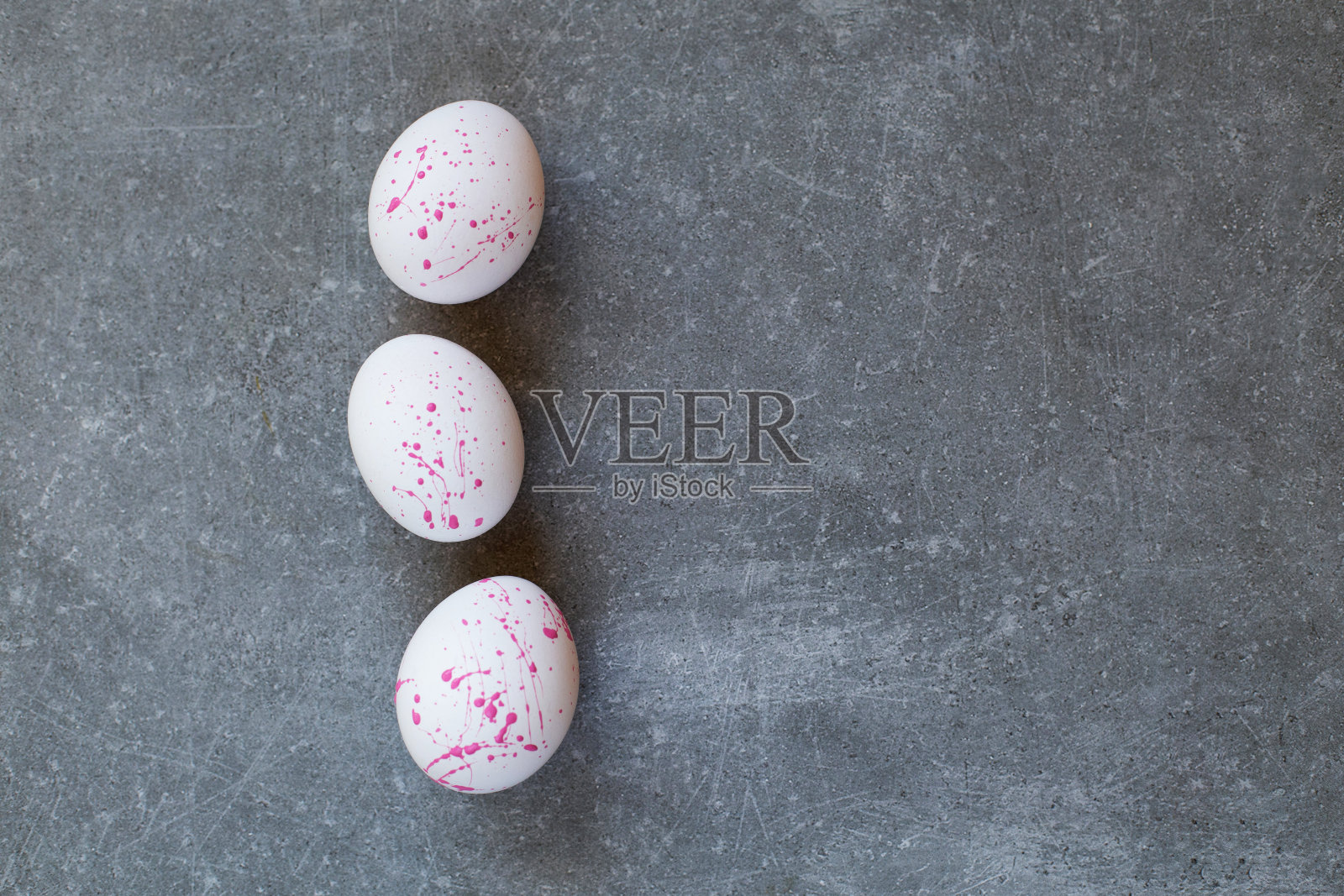 顶视图的复活节彩蛋在灰色的白色和粉红色。复活节的背景。春季假期复活节背景。邀请，贺卡艺术，复制空间照片摄影图片