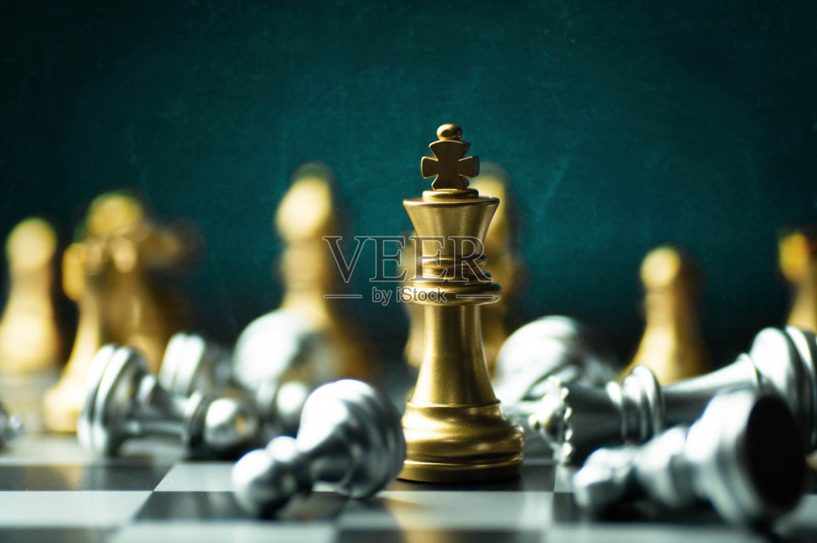 理念战略和商业机密竞争理念，棋局上的王棋照片摄影图片