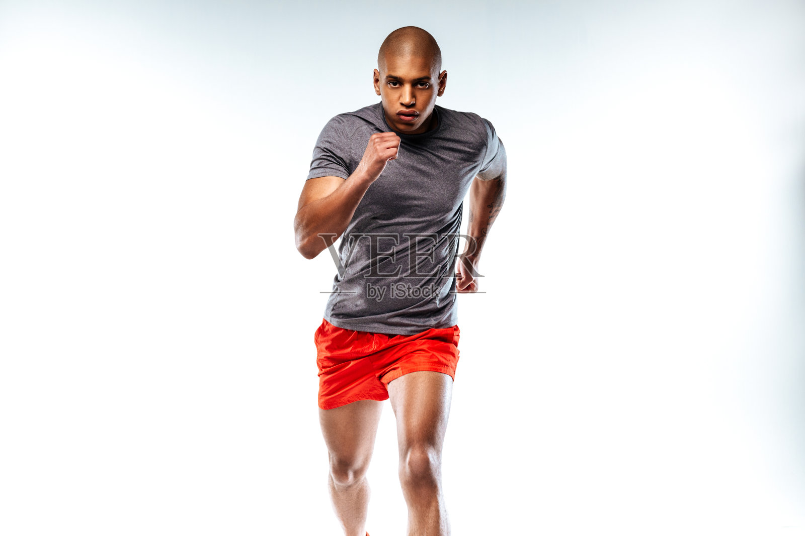 运动员穿着红色的衣服做跑步运动照片摄影图片