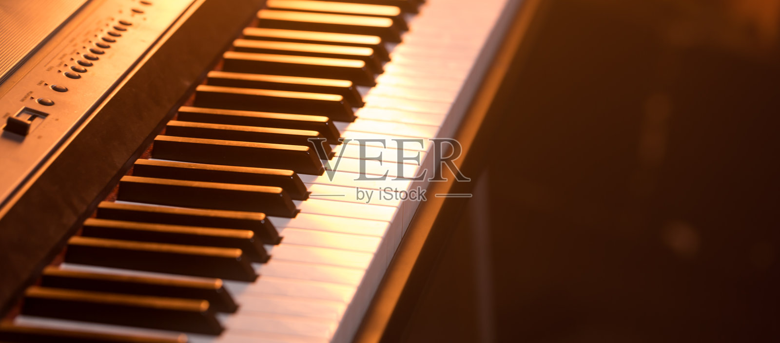 钢琴键特写，美丽的彩色背景照片摄影图片