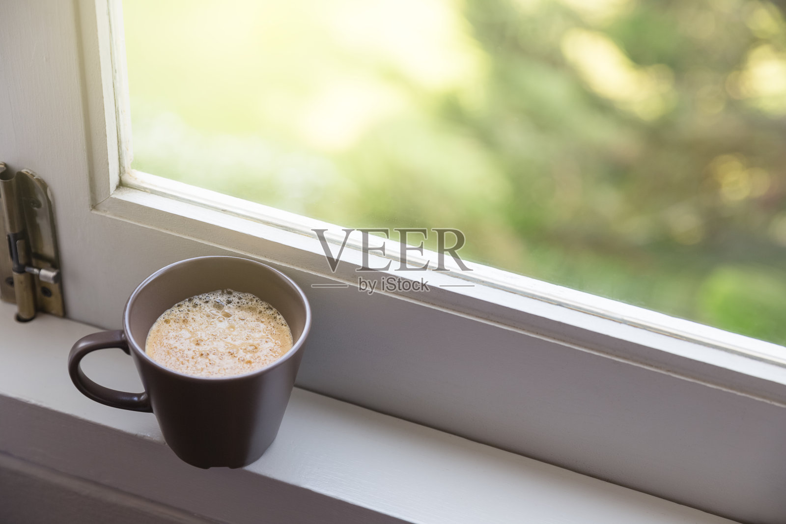 在窗边喝杯热咖啡照片摄影图片