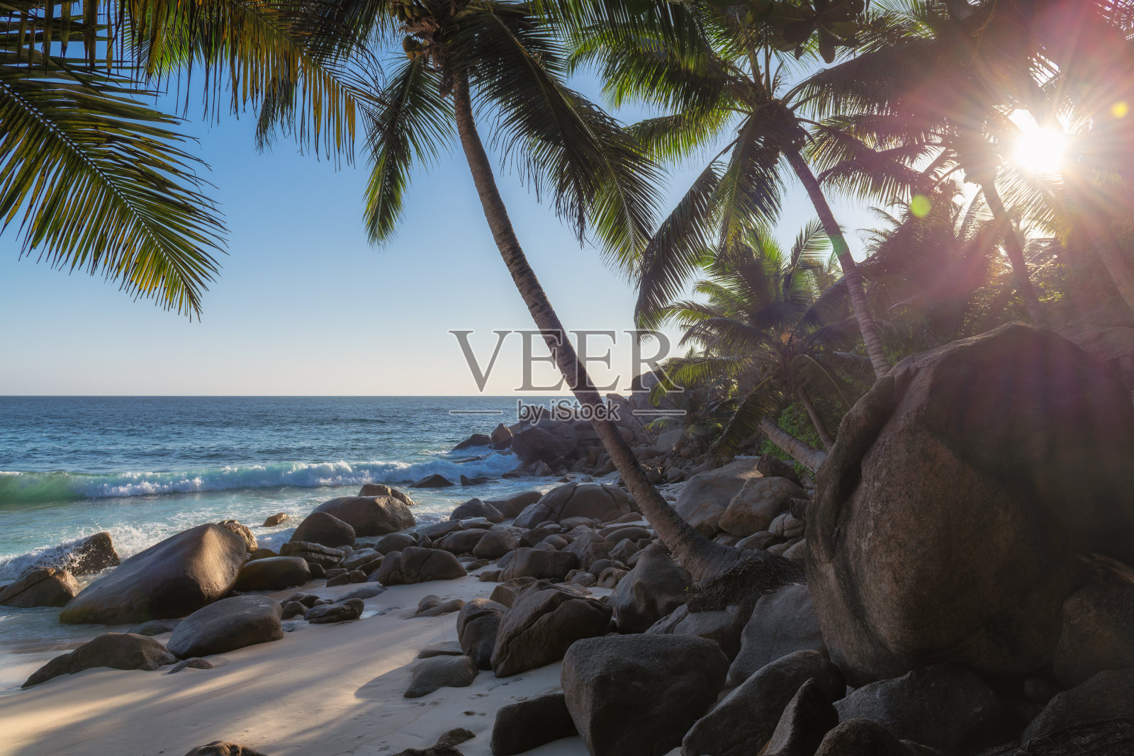异国情调的热带海滩上的日落照片摄影图片
