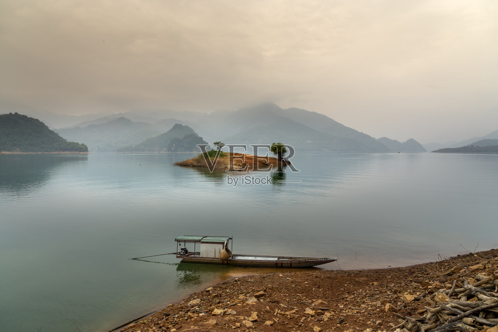 清晨时分，在通奈旅游区的和平湖上。这是越南北部著名的旅游胜地照片摄影图片