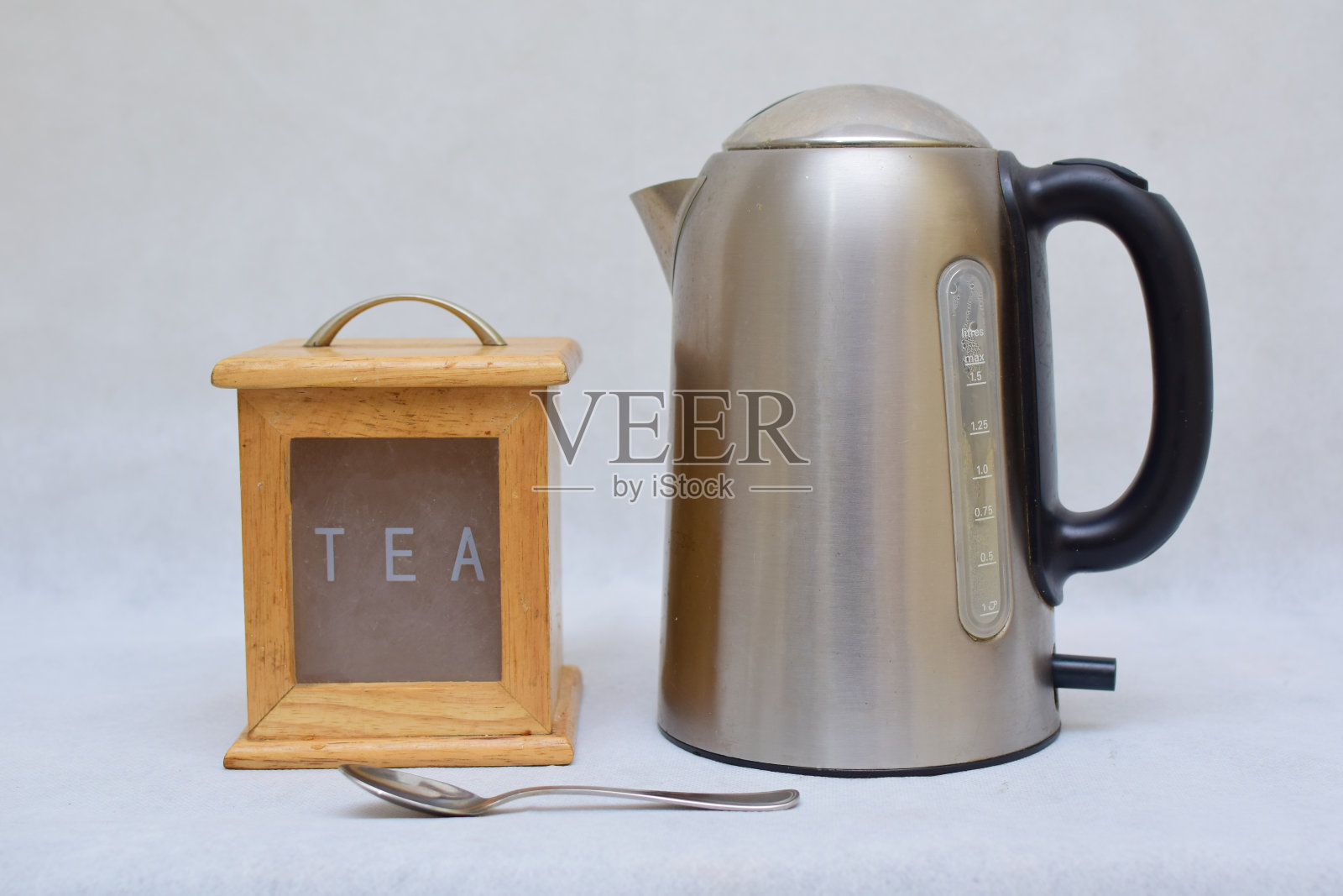 木制茶盒和不锈钢水壶照片摄影图片