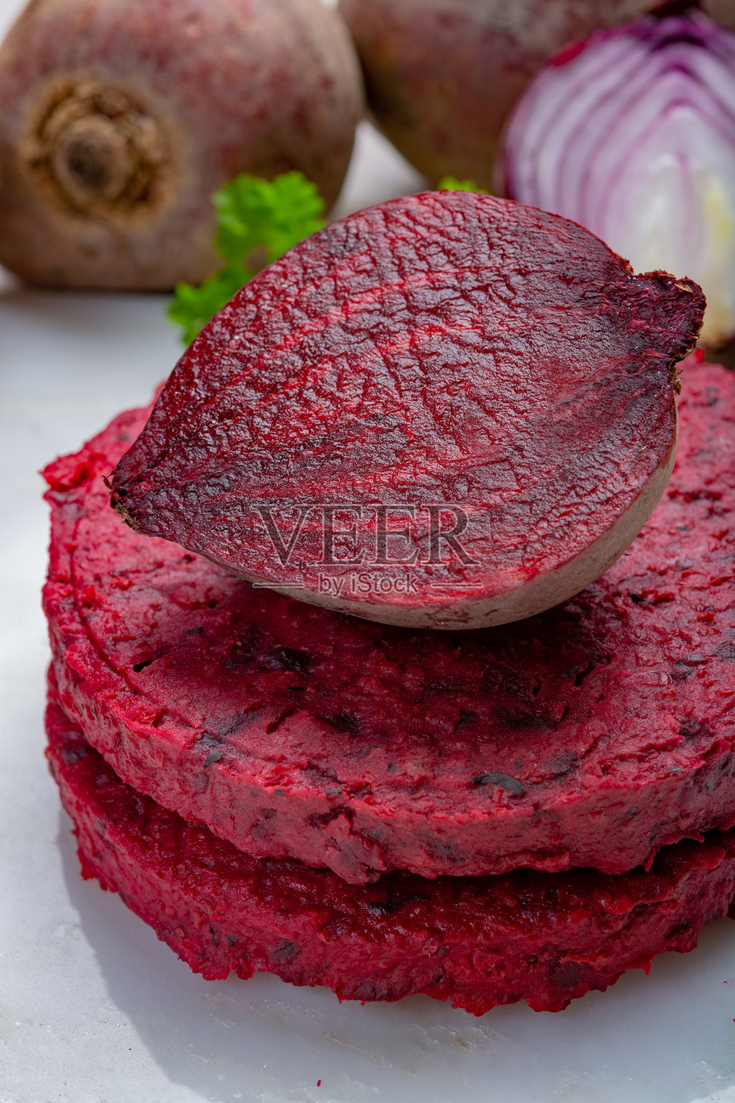 健康的素食，用红甜菜根做的生的圆汉堡照片摄影图片