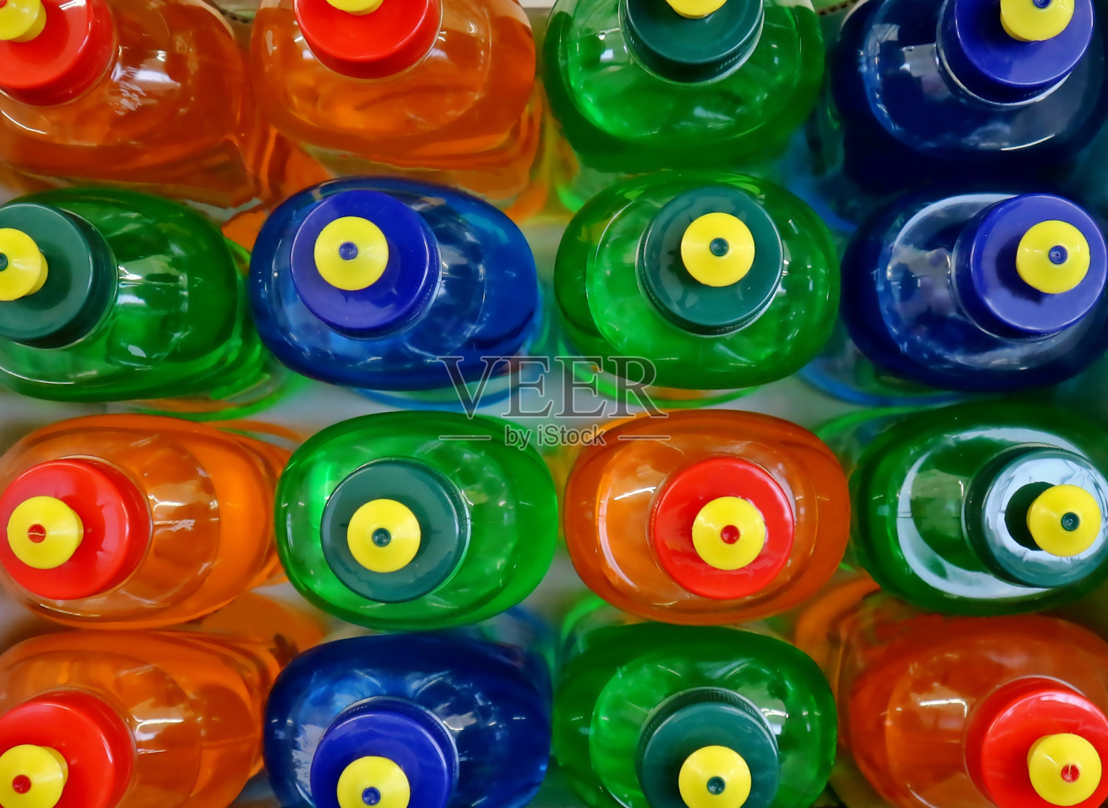 超市货架上的彩色洗碗皂瓶俯视图照片摄影图片