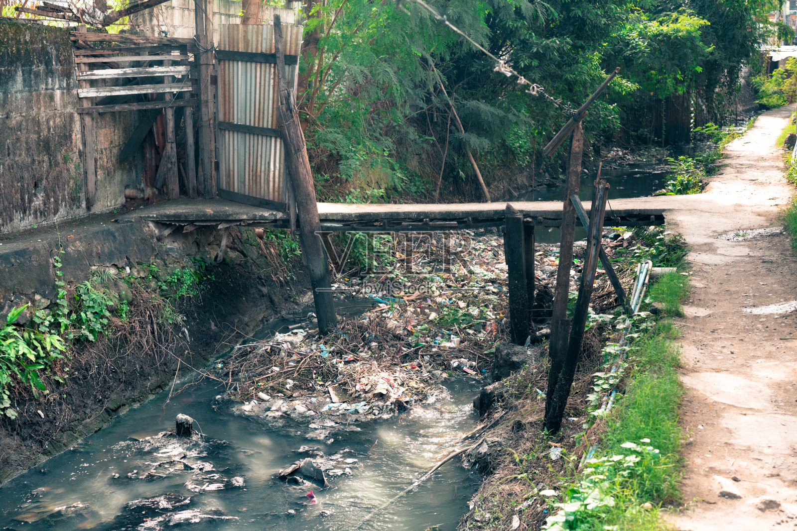 亚洲受污染的城市河流照片摄影图片