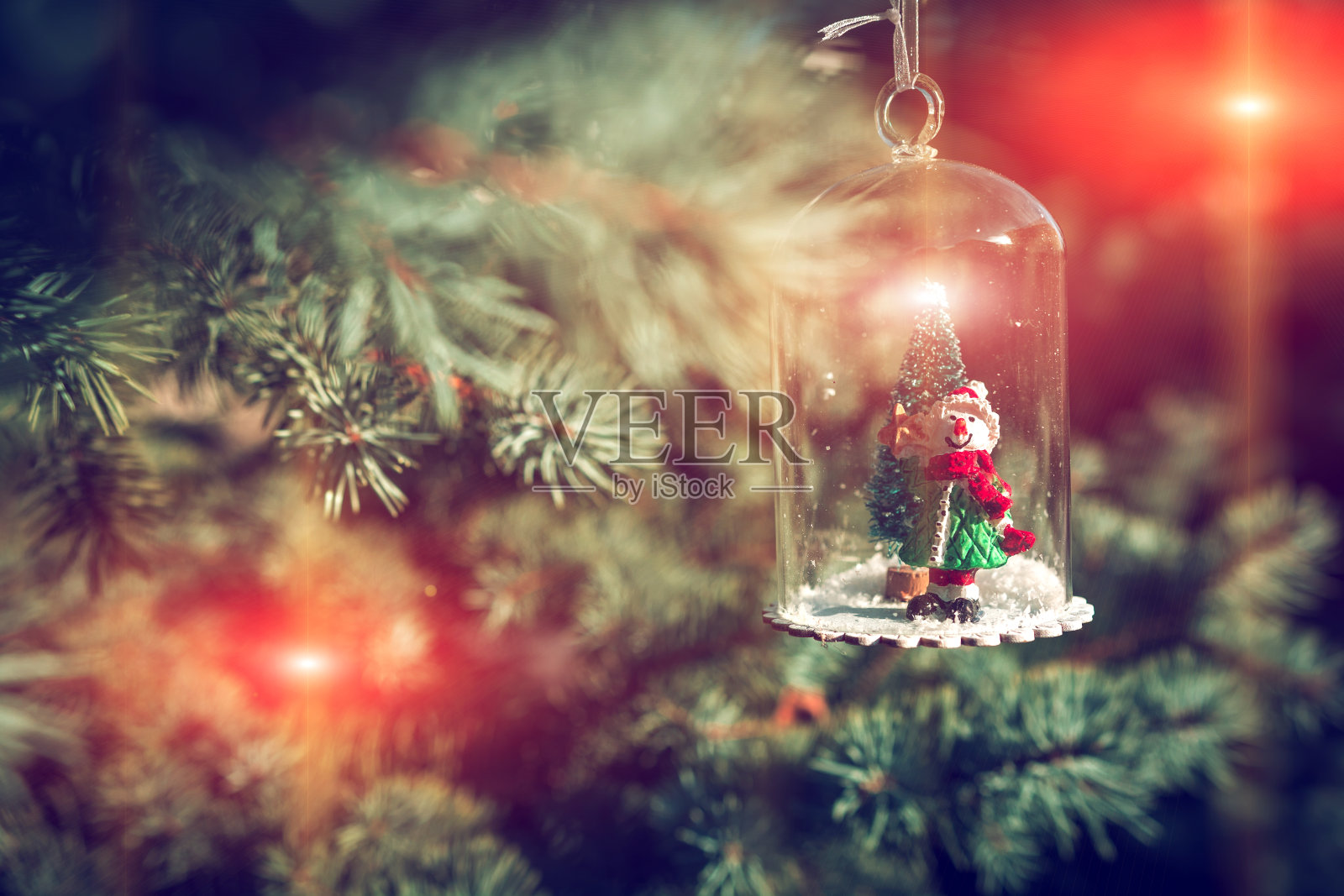新年和圣诞节的雪人在日落，神话般的图片在一个模糊的背景。照片摄影图片