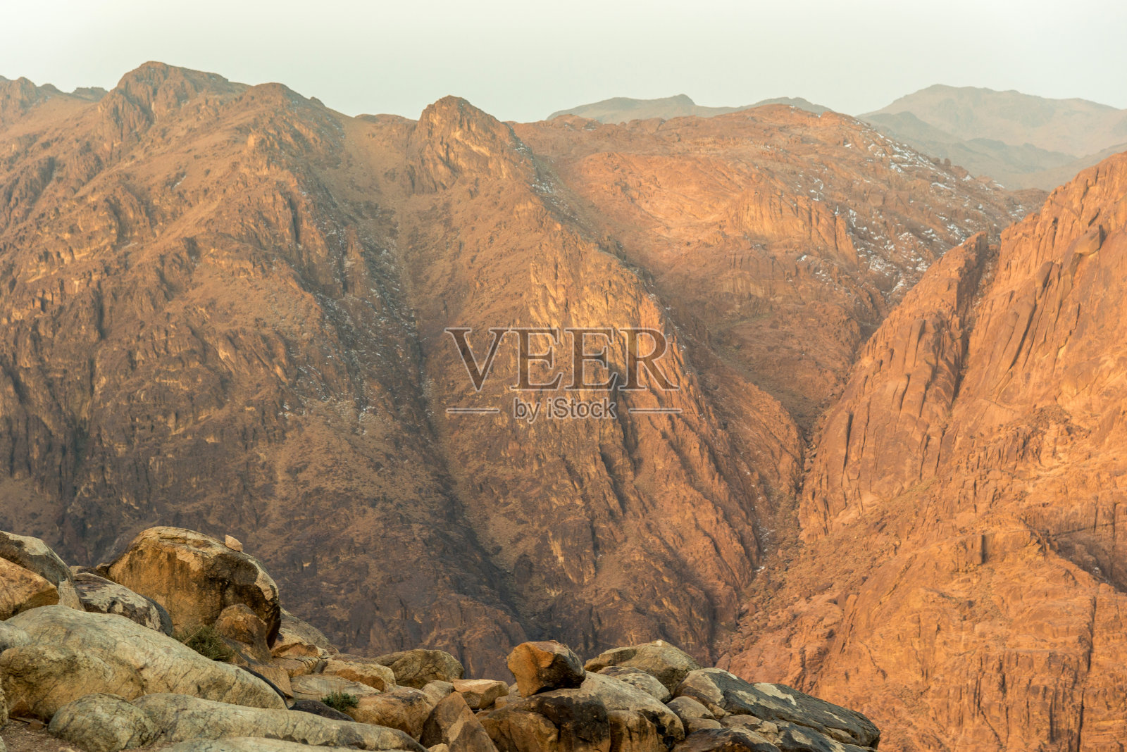 中东或非洲，风景如画的光秃秃的山脉和大的沙质山谷的沙漠景观摄影照片摄影图片