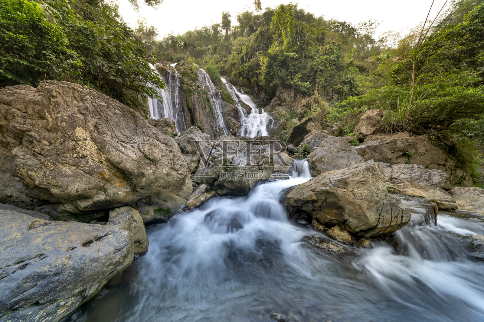 越南华平省麦洲地区的Go Lao瀑布之美照片摄影图片