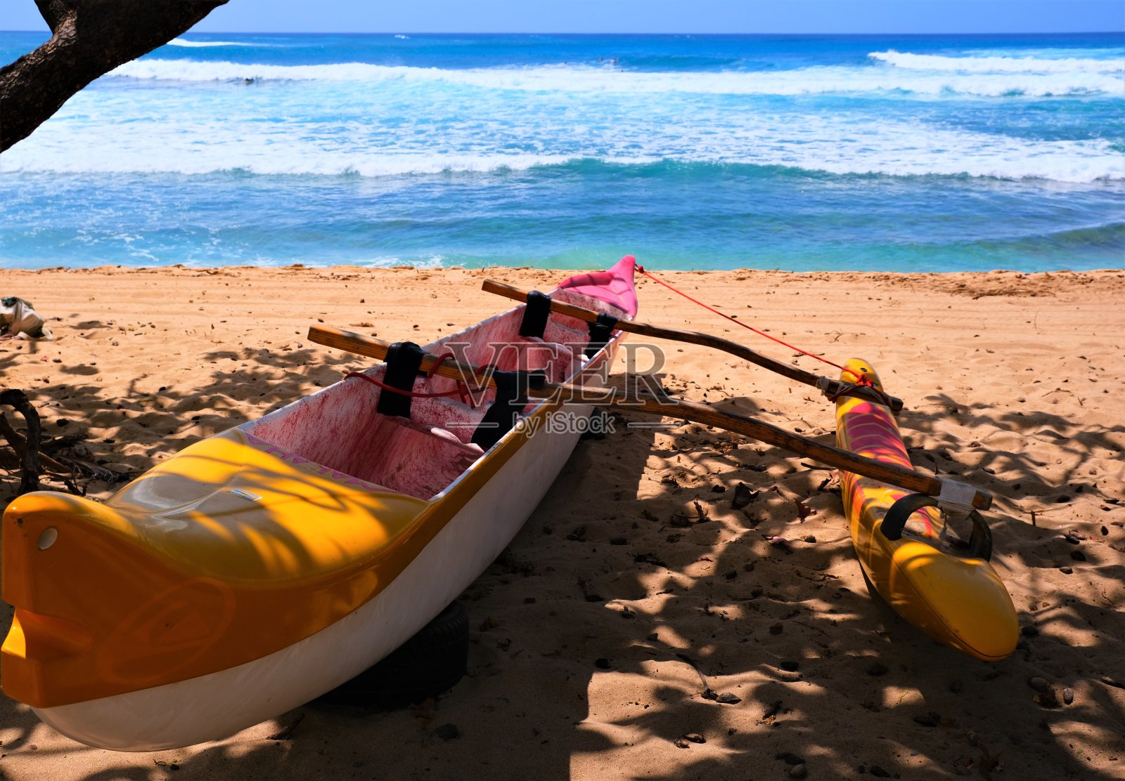 瓦胡岛怀纳伊马卡哈海滩上的支腿独木舟照片摄影图片