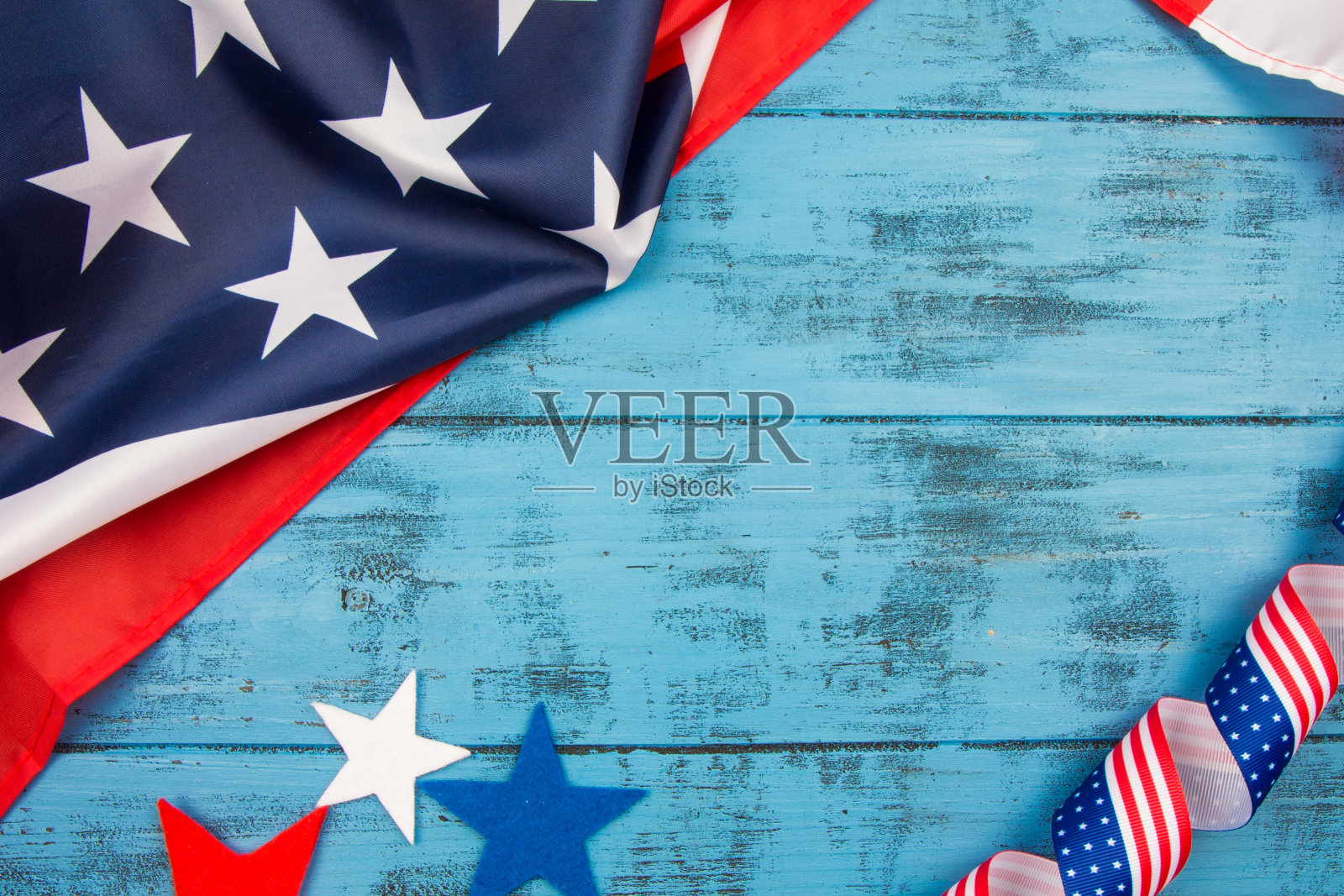 阵亡将士纪念日的背景。美国国旗和蓝木头上的星星。文本空间照片摄影图片