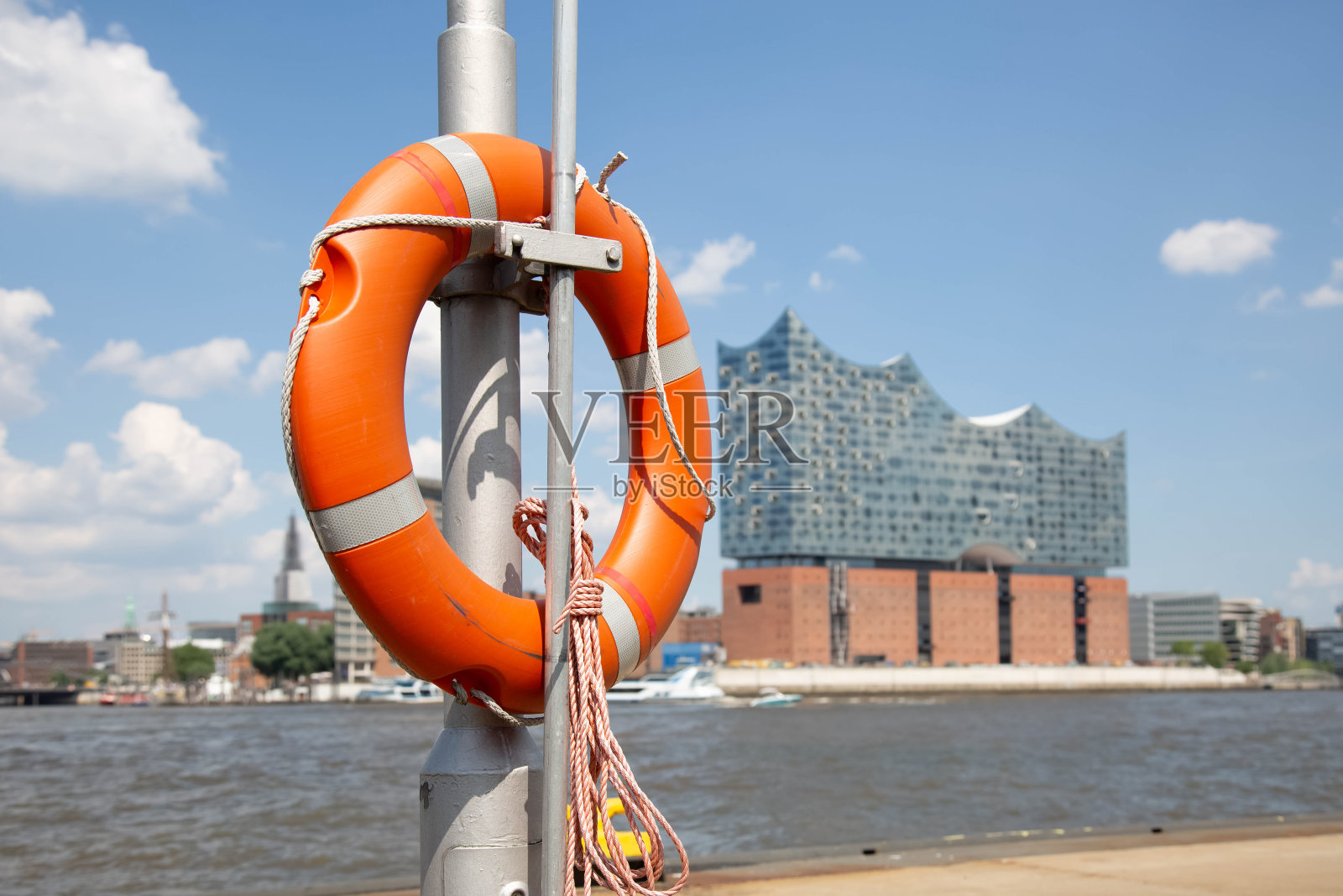 码头救生圈，背景来自汉堡上港照片摄影图片