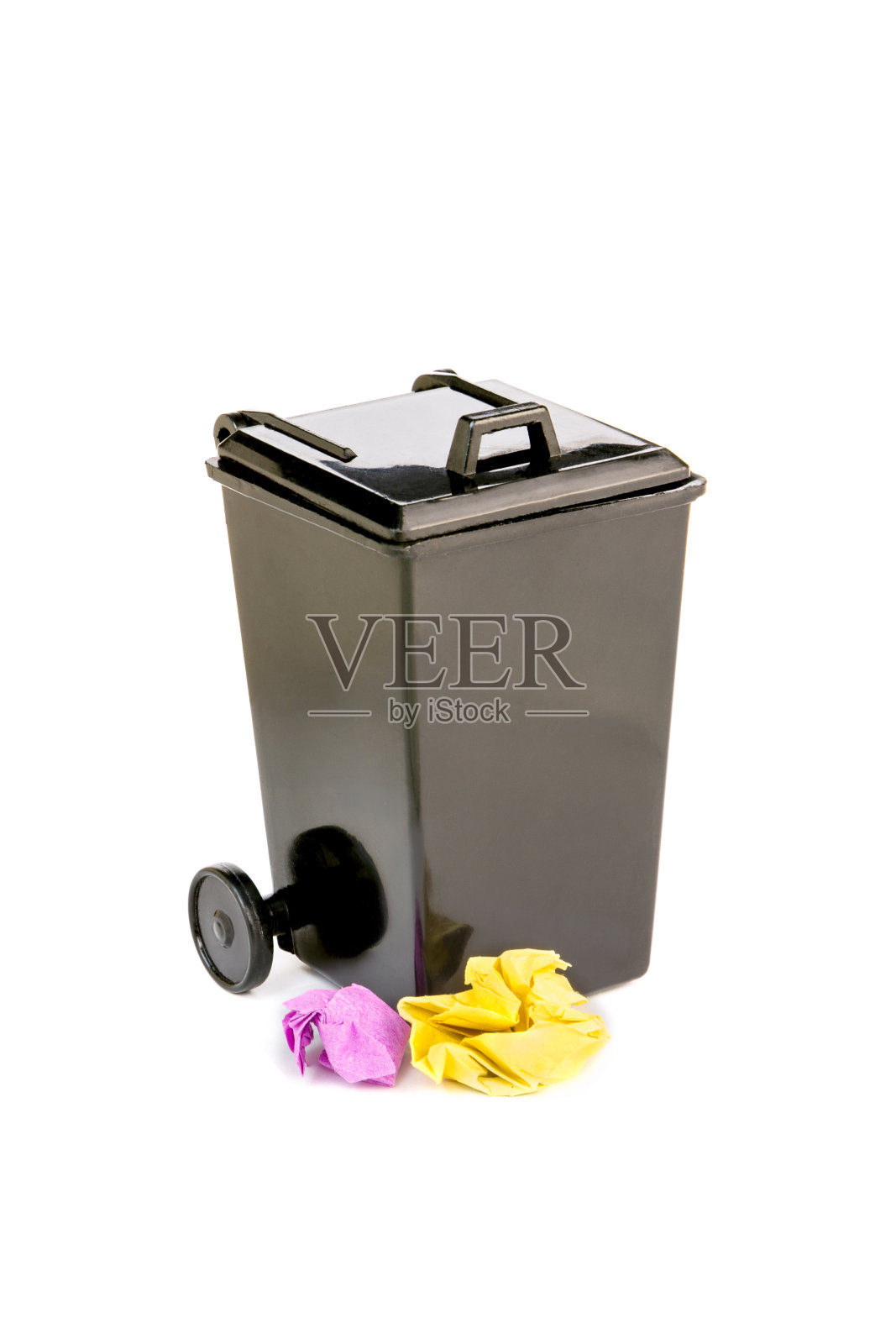 纸在一个黑色的玩具垃圾桶里。废物回收利用。生态的概念。照片摄影图片