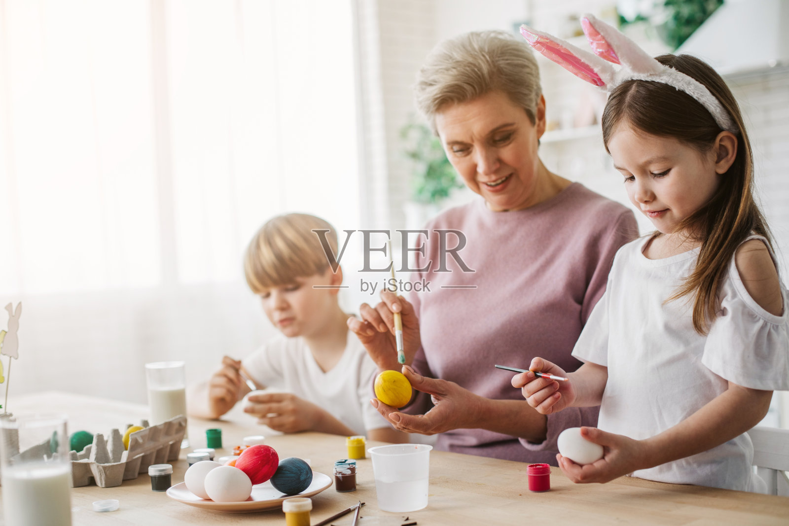 美丽的奶奶和她的孙女在家里画复活节彩蛋照片摄影图片