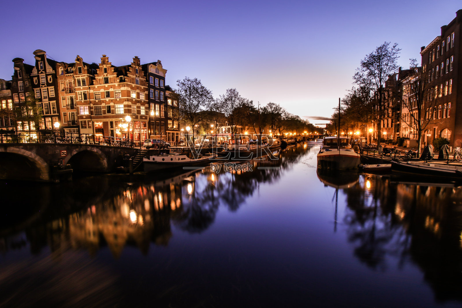 日落后阿姆斯特丹的运河倒影照片摄影图片