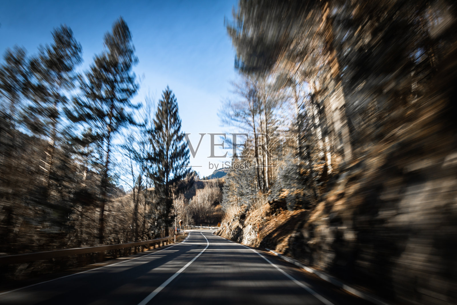 行驶在斯洛文尼亚朱利安阿尔卑斯的空旷山路上，动作模糊效果照片摄影图片