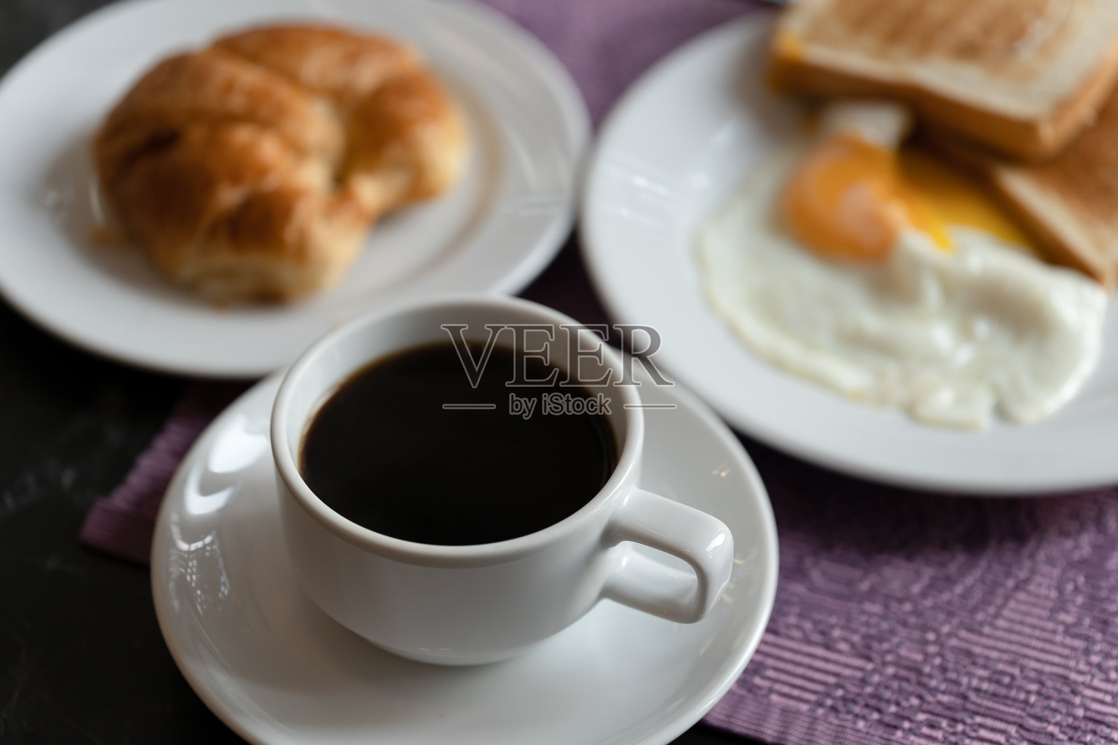 早餐喝黑咖啡照片摄影图片