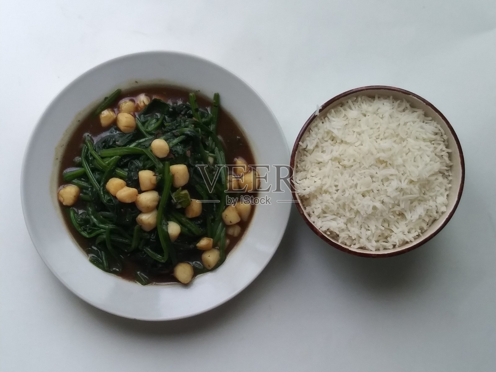 豆瓣酱小扇贝和韩国菠菜蒸饭-炒亚洲食物照片摄影图片
