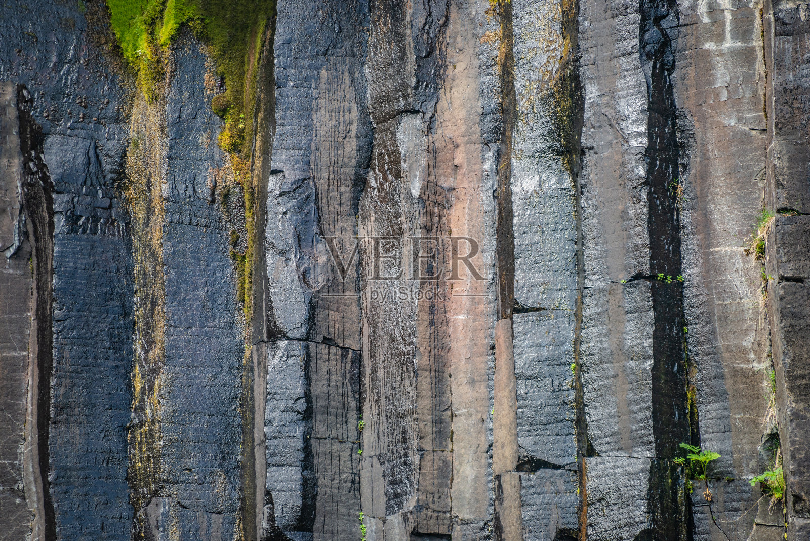 夏季，冰岛南部著名的斯瓦提福斯瀑布的黑色玄武岩柱照片摄影图片
