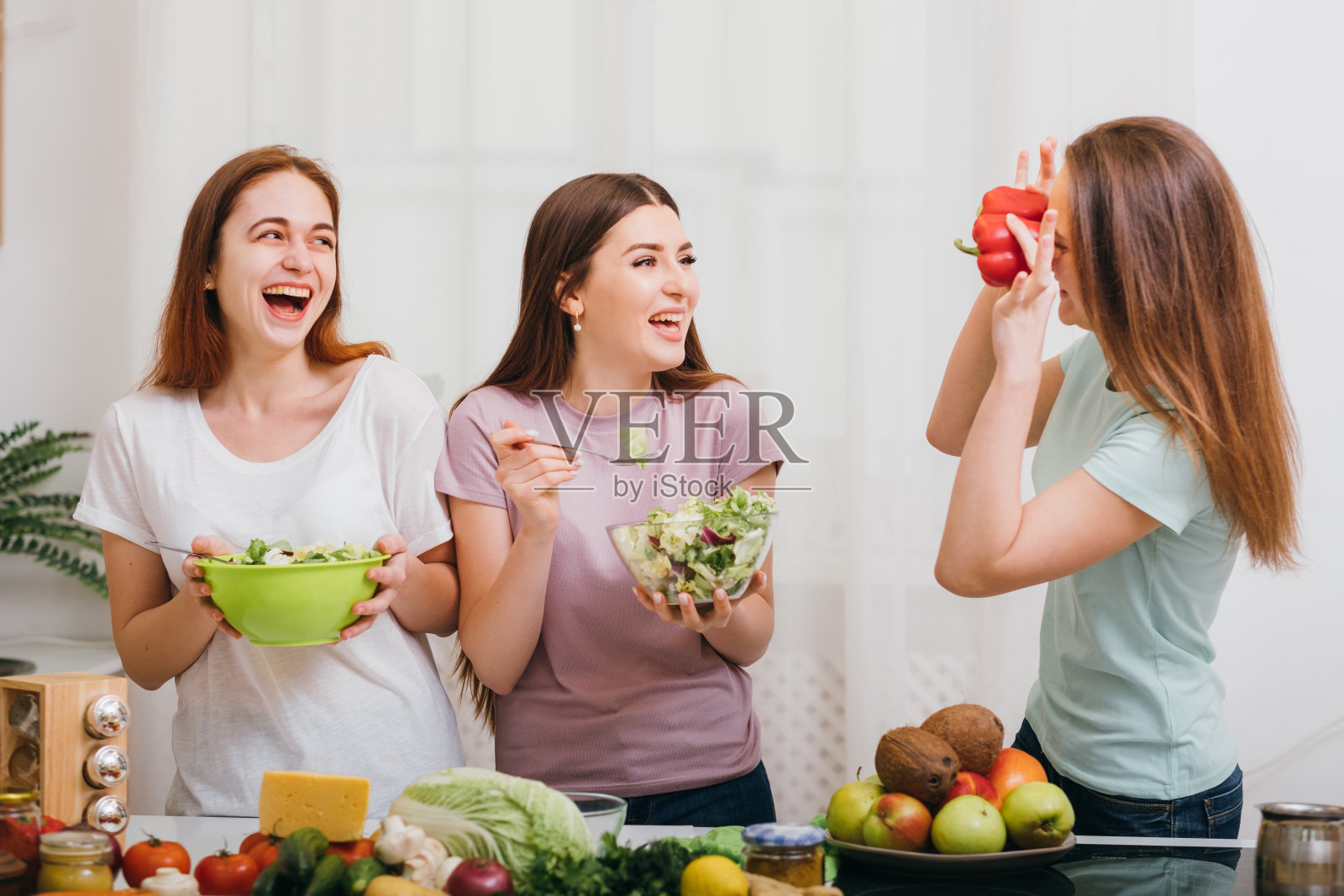 女性的家庭聚会乐趣烹饪大笑照片摄影图片