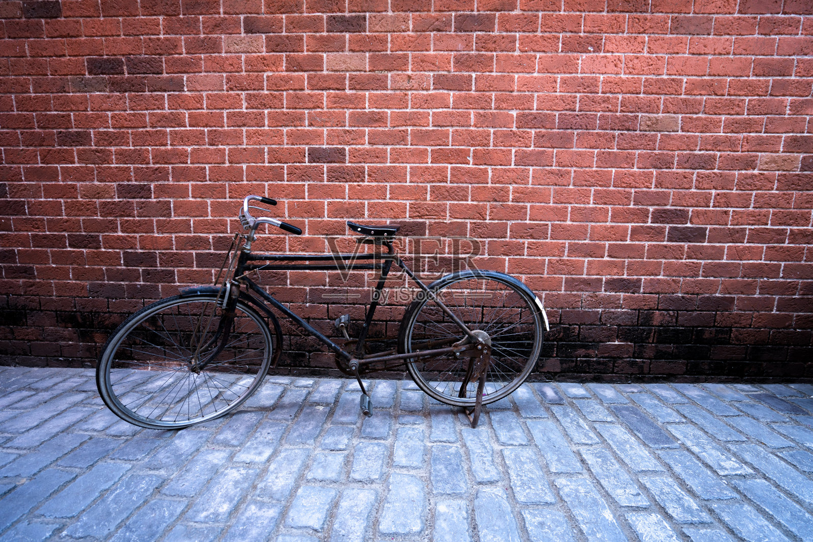 红砖背景的古董自行车。的概念照片摄影图片