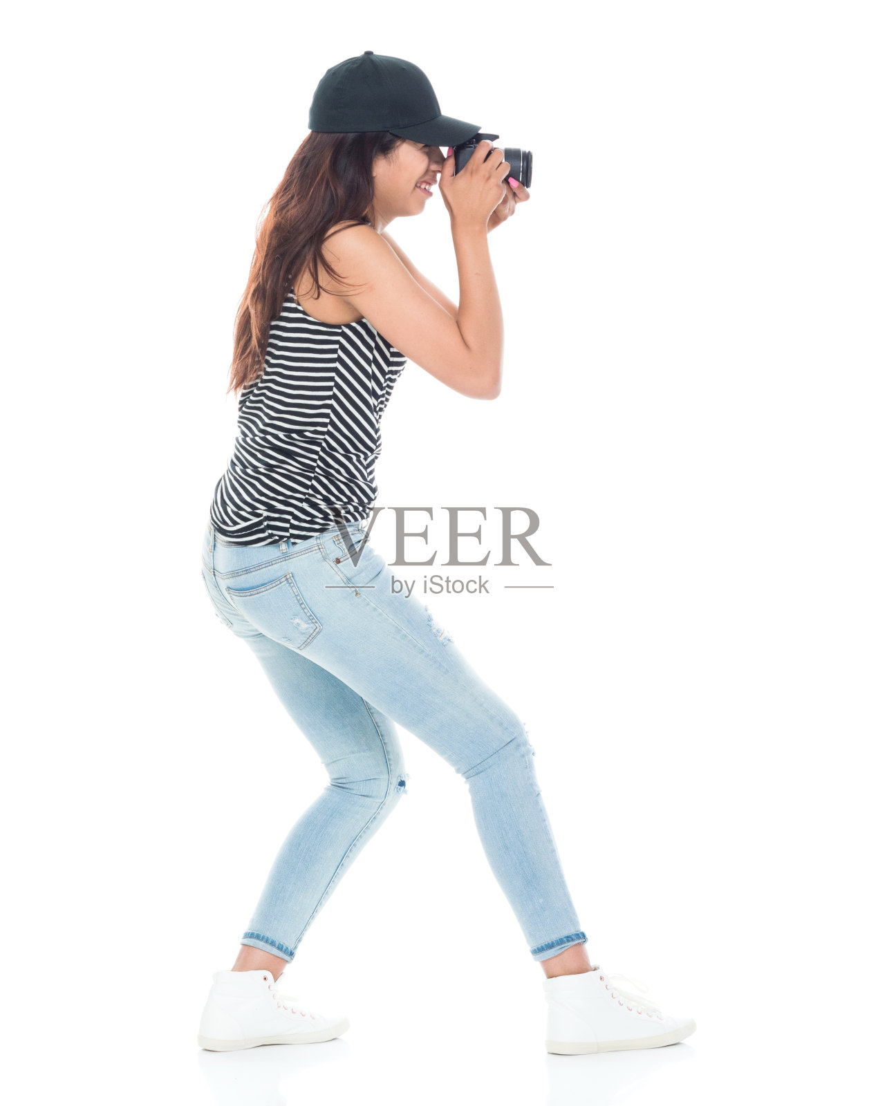 年轻美丽的拉丁美洲女人拿着相机照片摄影图片