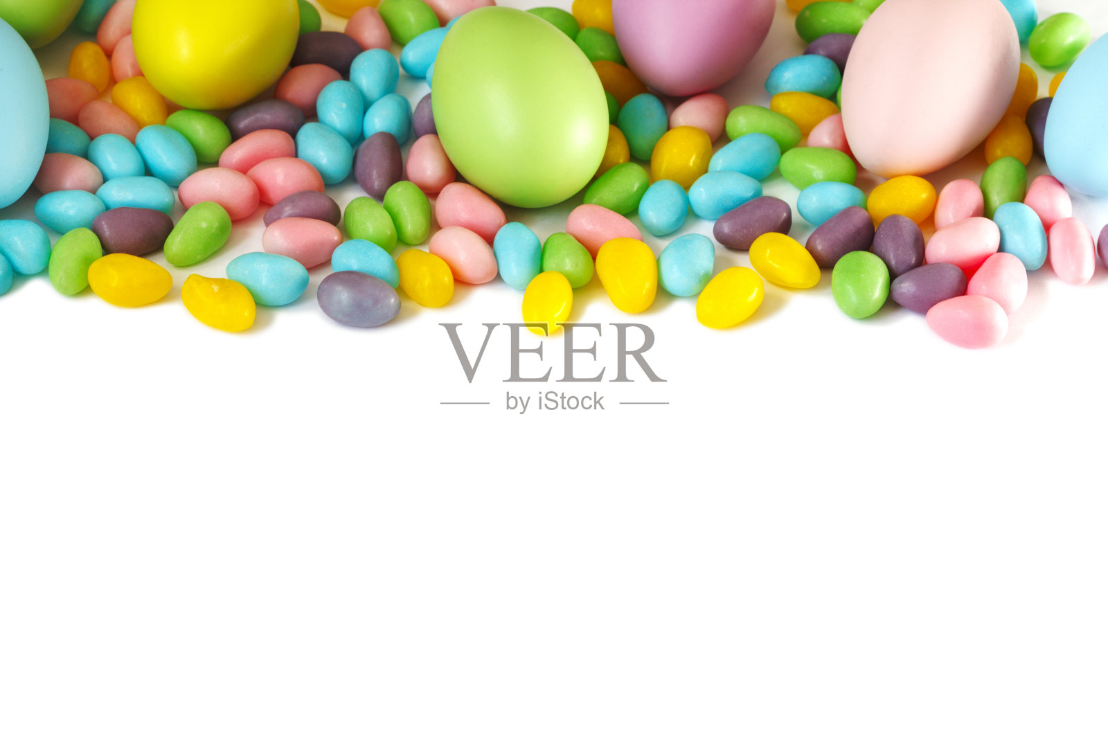 复活节装饰彩蛋和糖果在白色的背景，复制空间。复活节的背景照片摄影图片