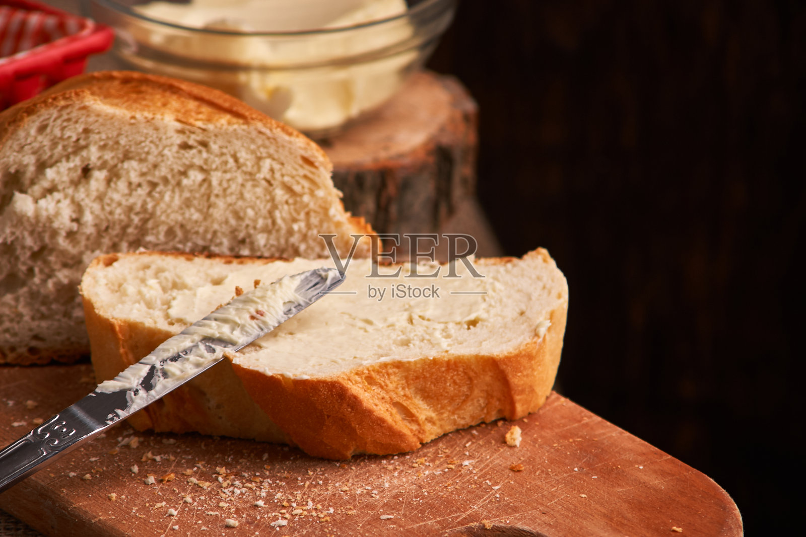 面包房-在黑色黑板背景上的金色乡村硬面包和小圆面包。从上面捕捉的静物照片摄影图片