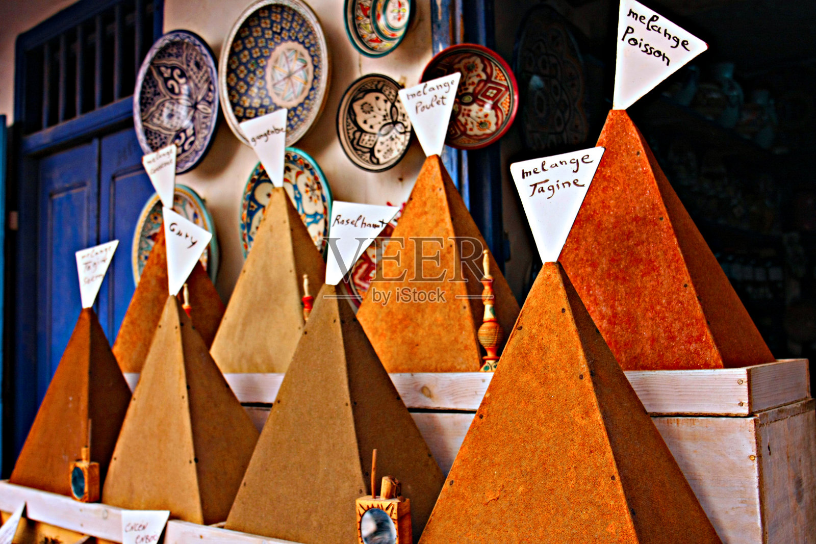 在中东的摩洛哥出售五颜六色的香料。照片摄影图片