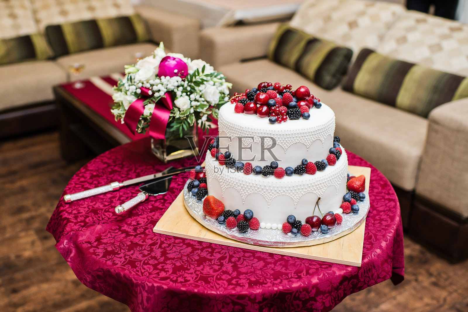 经典的婚礼蛋糕，有覆盆子，草莓，黑莓和蓝莓。照片摄影图片