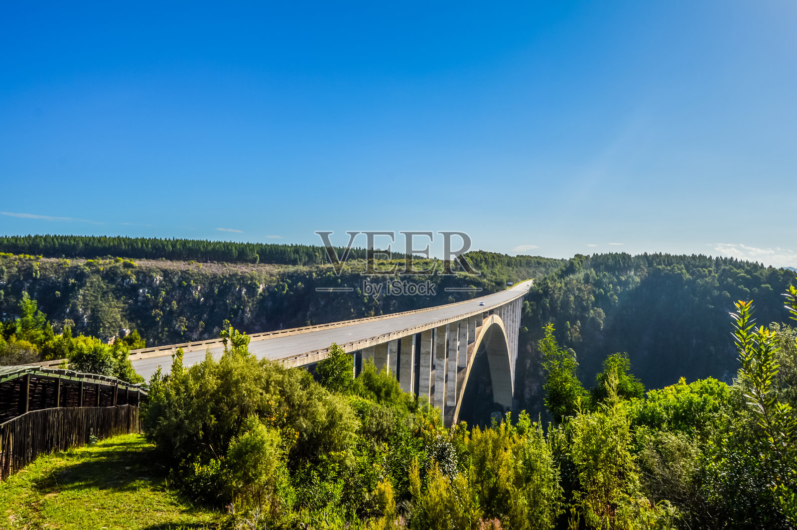 Bloukrans bunjee跳桥是一座拱桥，位于南非西开普省的自然谷和花园路线的Knysna附近照片摄影图片