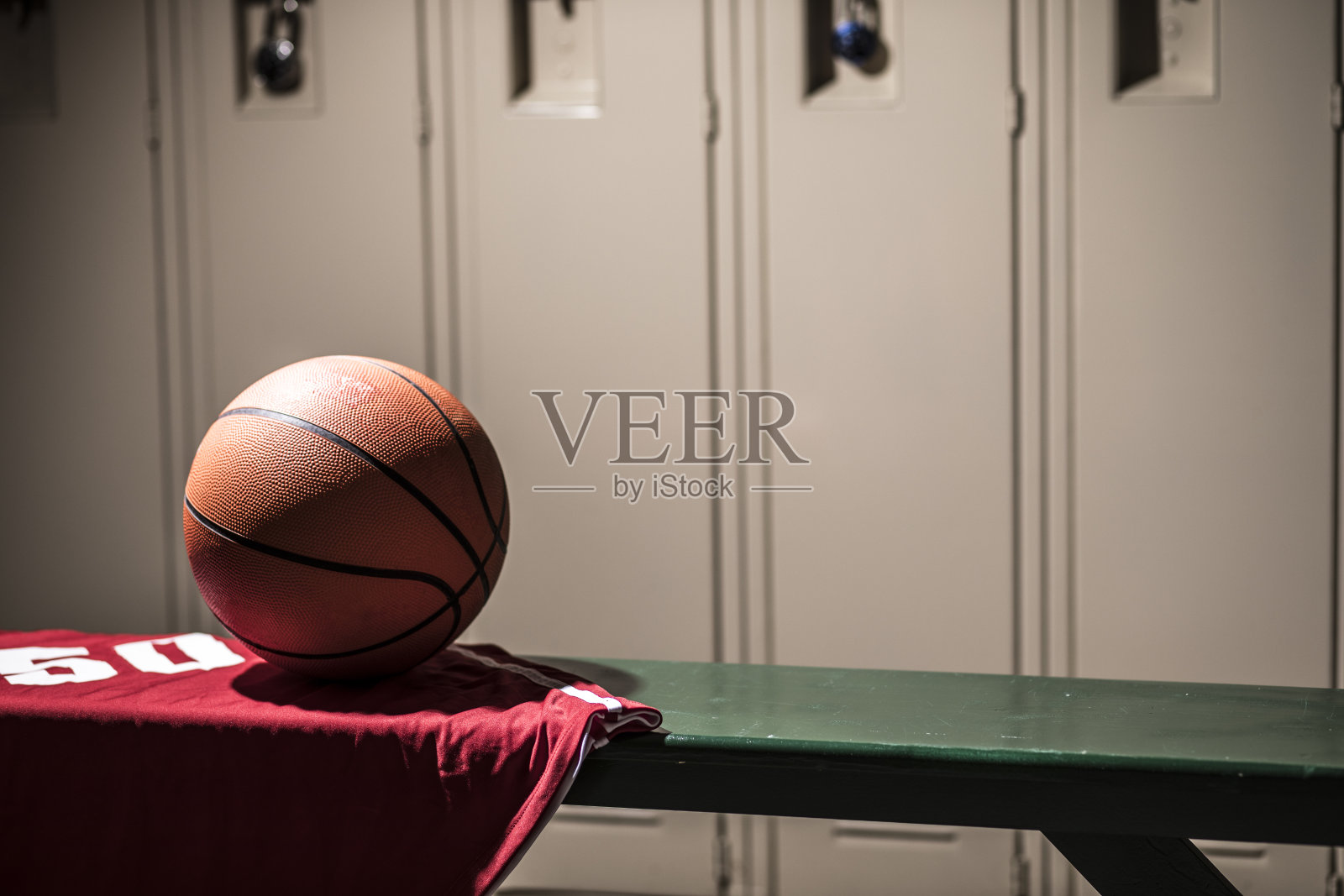 篮球运动器材在学校体育馆的更衣室里。照片摄影图片