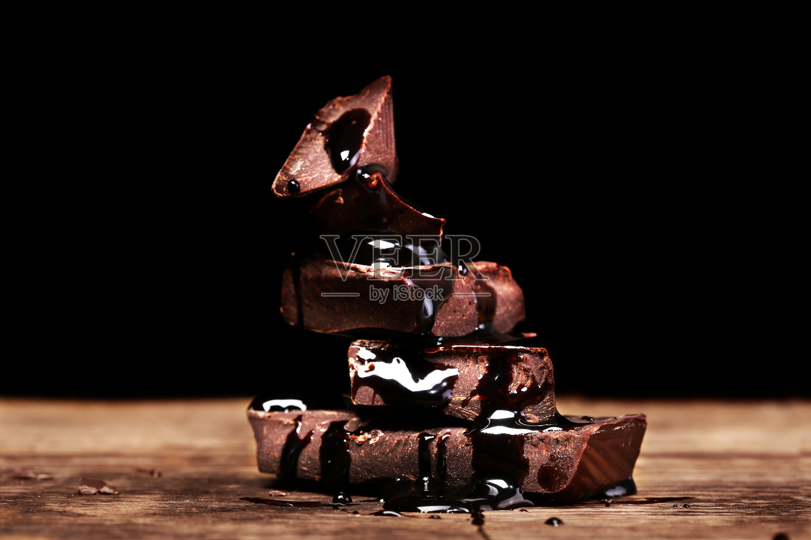 黑色背景上的巧克力碎片照片摄影图片