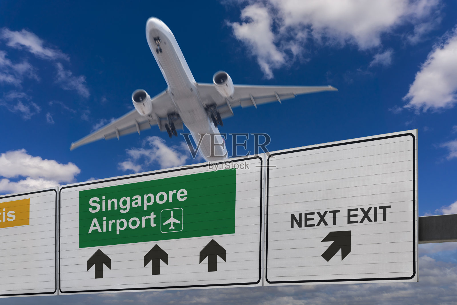 指示新加坡机场方向的路标和一架刚起飞的飞机。照片摄影图片