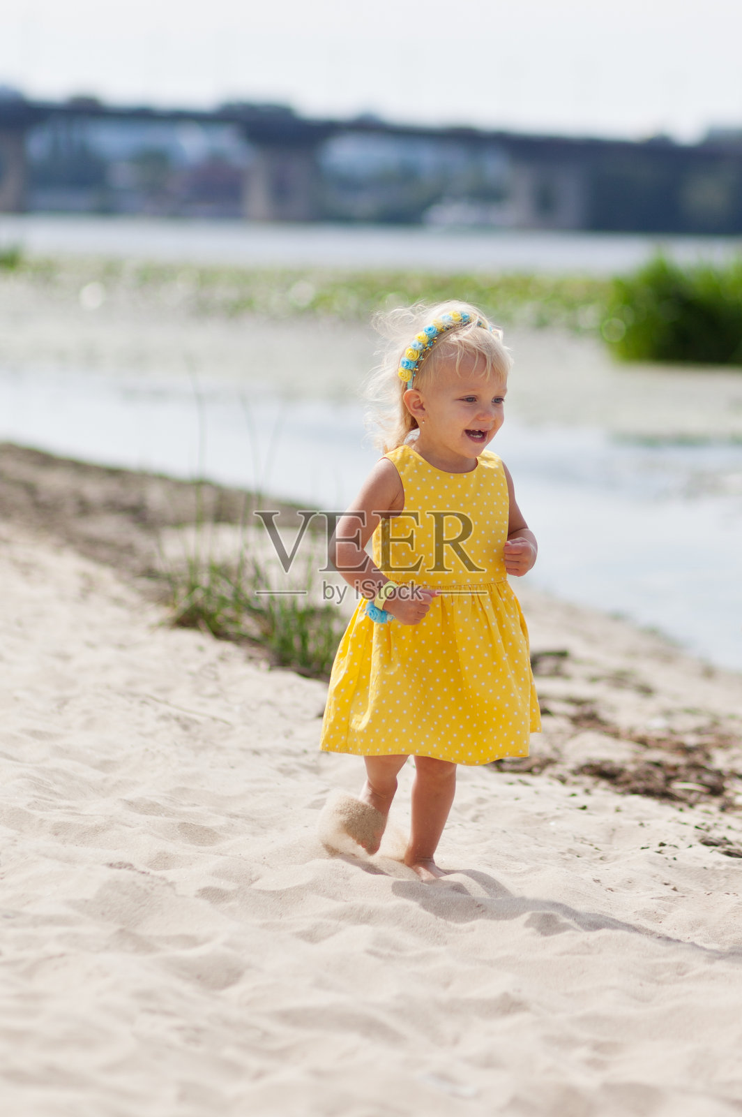 沙滩上的小女孩照片摄影图片